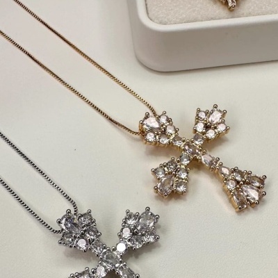 Colar semijoia Cruz com Zircônia ouro 18K/ródio branco