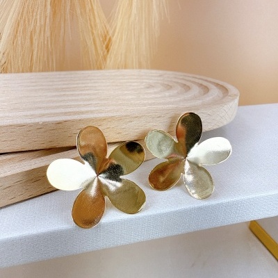 Brinco Flor 5 pétalas curvadas