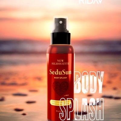 Frasco vermelho de body splash SeduSun numa praia ao pôr do sol