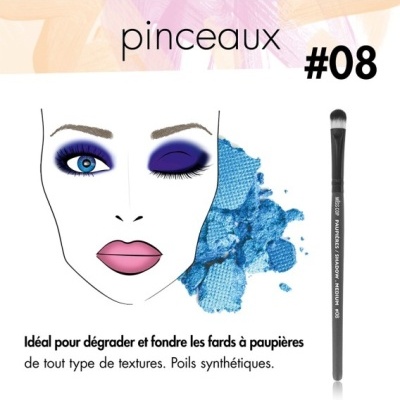 Pincel de maquilhagem preto com cerdas sintéticas e rosto feminino maquilhado a azul