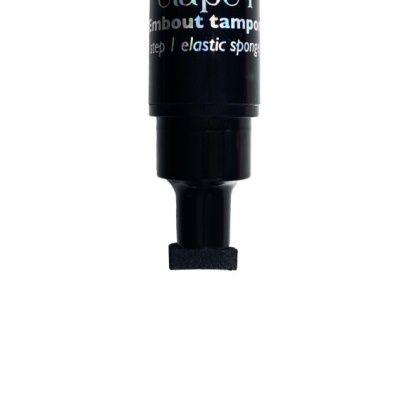 Marcador preto com ponta de esponja elástica e texto em várias línguas.