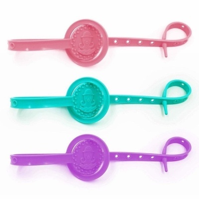 Três pulseiras de silicone coloridas com círculo decorativo e figura de palhaço