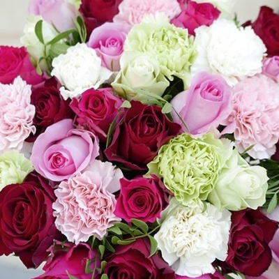 Bouquet colorido de rosas e cravos com folhas verdes