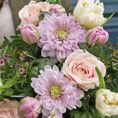 Bouquet colorido de flores com lilases, rosas cor-de-rosa e brancas, folhas verdes