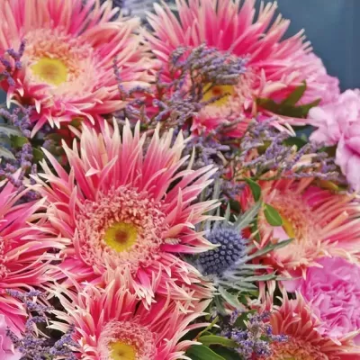 Bouquet com flores cor-de-rosa, roxas e verdes