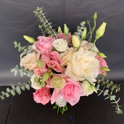 Bouquet de rosas brancas, rosas e eucalipto sobre fundo preto