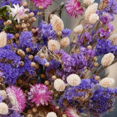 Bouquet colorido de flores secas em tons roxo, rosa, branco e bege
