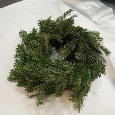 Guirlanda verde de pinheiro sobre fundo branco