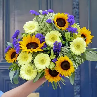 Ramo colorido de flores variadas com girassóis e gerberas