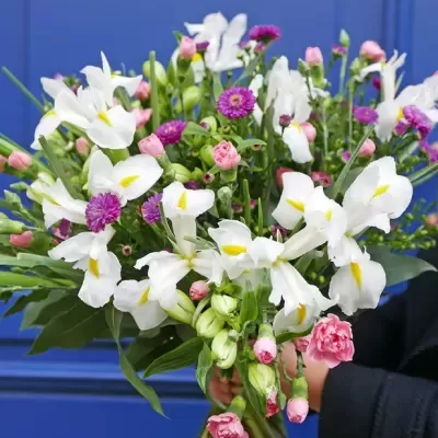 Ramo colorido com lírios, cravos e flores roxas com fundo azul