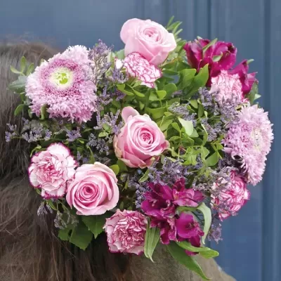 Bouquet de flores rosas e roxas com folhas verdes