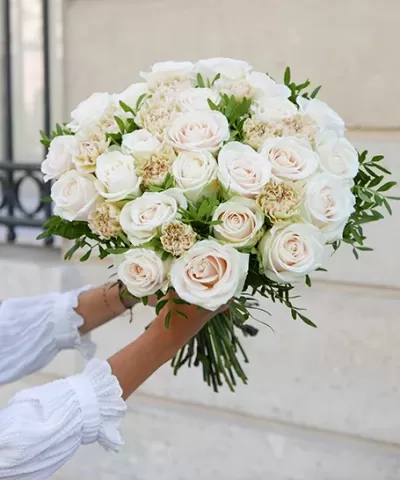 BUQUÊ DE ROSAS E CRAVOS - MADELEINE BUQUÊ DE ROSAS E CRAVOS - MADELEINE
