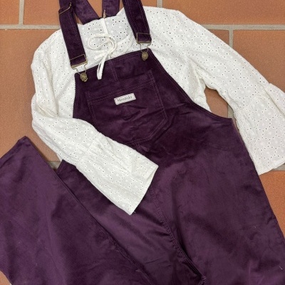 Salopete roxa de veludo com camisa branca bordada de manga comprida