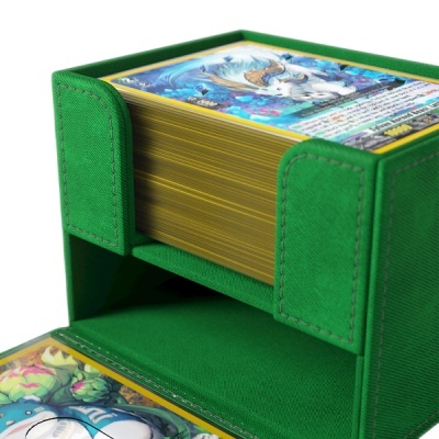 Cartas de jogo coloridas com bordas amarelas numa caixa verde de tecido