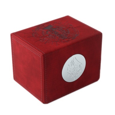 Caixa de formato cubo vermelha com emblema prateado na lateral