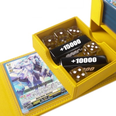 Estojo amarelo com dados e placas numeradas, cartão de jogo colorido