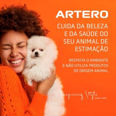 Mulher sorridente com cão branco e texto promocional Artero em fundo laranja