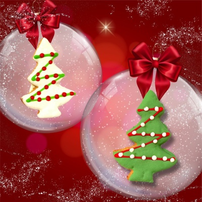 Enfeites de Natal de bolachas em bolas de vidro decorativas com laços vermelhos