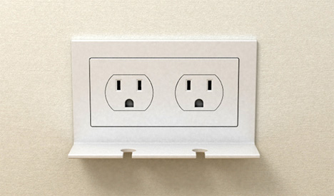Tomada elétrica dupla na parede com pequena prateleira branca