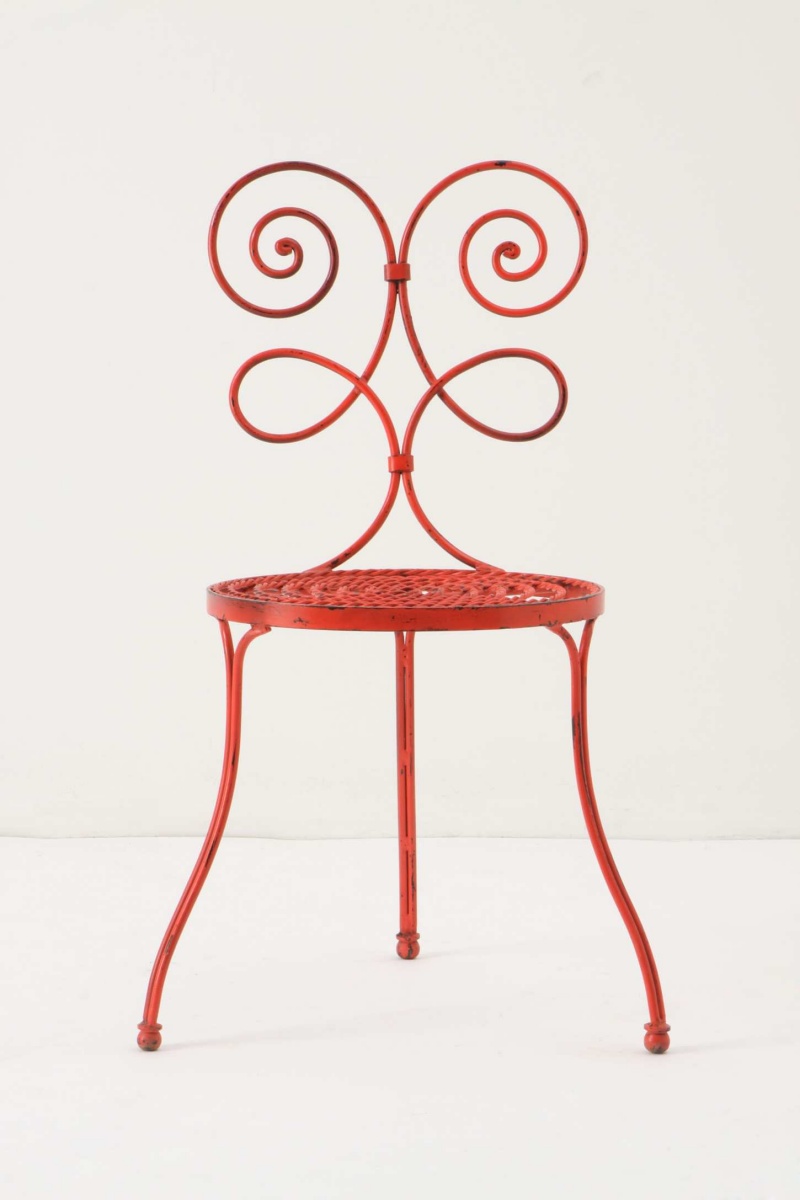 Cadeira vermelha de metal com encosto espiralado