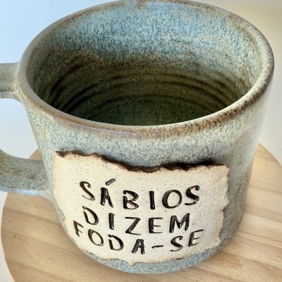 Caneca Sábios Dizem Foda-se