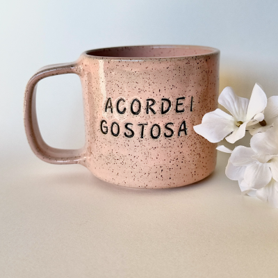 Caneca Acordei Gostosa Rosa Salmão
