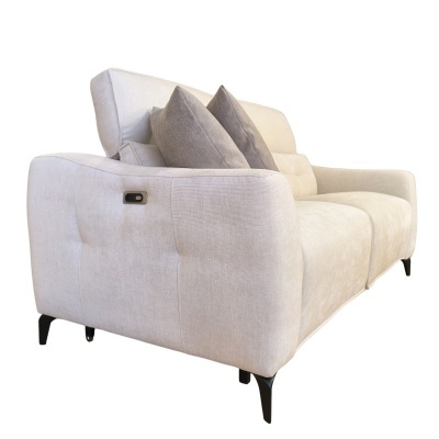 Sofá bege claro com almofadas castanhas e pés pretos