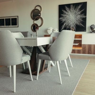 Sala de jantar com cadeiras cinzentas e mesa branca, decoração moderna