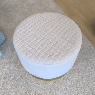 Pufe redondo estofado branco com padrão geométrico e base dourada