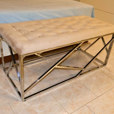 Banco estofado beje com base de metal cromado e design geométrico
