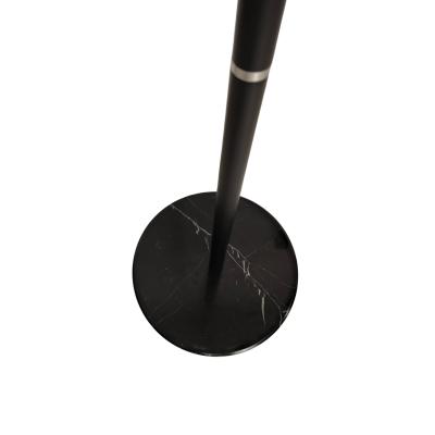 Base redonda preta com veios brancos e poste fino preto com anel prateado.