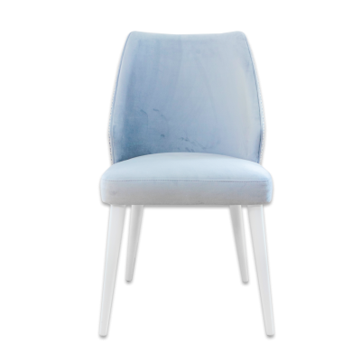 cadeira azul claro com pernas brancas