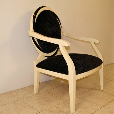 Cadeira com estrutura branca e estofado preto em veludo