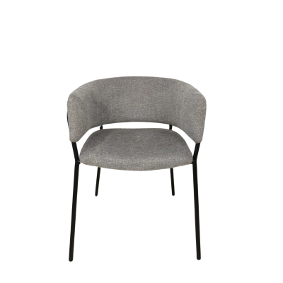 cadeira cinzenta com estrutura preta em fundo branco