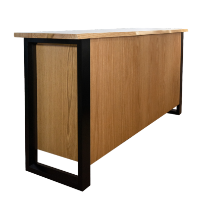 Balcão retangular em madeira clara com estrutura metálica preta