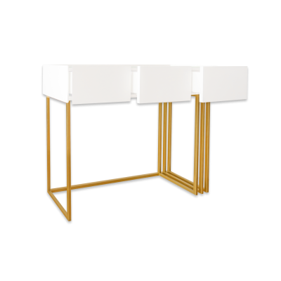 Mesa de canto branca com estrutura metálica dourada e três gavetas