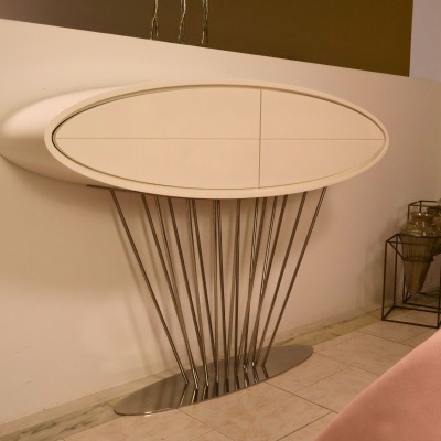 Aparador oval branco com suporte metálico prateado em varas verticais