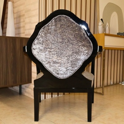 Cadeira preta com estofado cinzento aveludado em ambiente moderno e minimalista