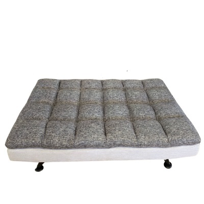 Colchão cinza matelassê com base branca e rodízios pretos