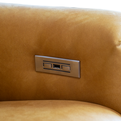 Sofá amarelo mostarda com botão metálico no braço