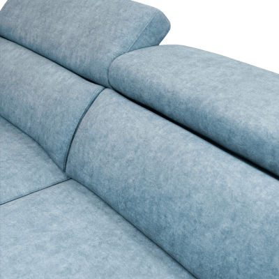 Sofá azul claro com encostos ajustáveis e textura suave