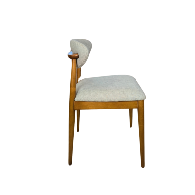 Cadeira de madeira clara com estofado cinzento claro e design simples