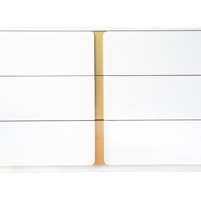 Cômoda branca com seis gavetas e detalhes dourados no centro