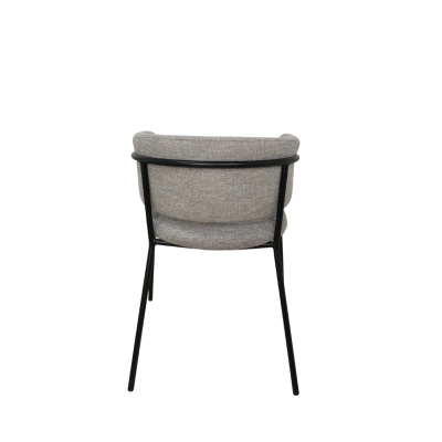 Cadeira cinzenta estofada com estrutura metálica preta vista de trás