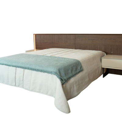 Cama de casal com cabeceira de madeira e iluminação LED, mesas de cabeceira brancas e roupa de cama branca e azul