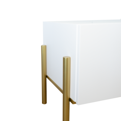 Móvel branco com pernas douradas cilíndricas