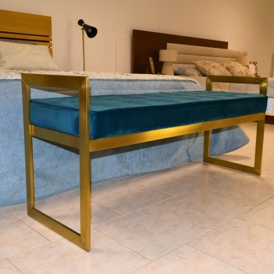 Banco com estrutura dourada e assento de veludo azul