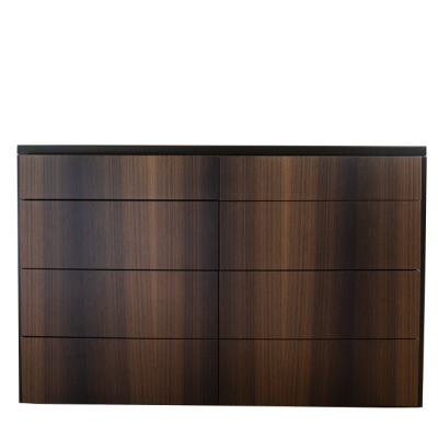 Cómoda de madeira castanho escuro com quatro gavetas e padrão de veios naturais