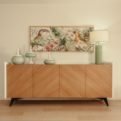 Aparador de madeira clara com decorativos verdes e pintura colorida de aves tropicais