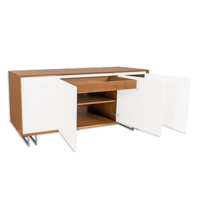 Aparador de madeira com portas brancas abertas e gaveta suspensa